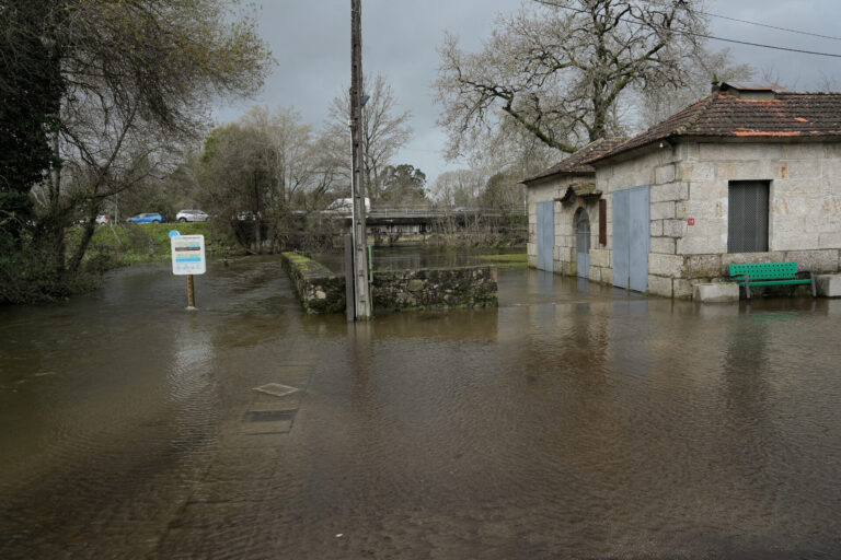 Gondomar recupera cierta normalidad tras el desbordamiento del río Miñor, que anegó parte del casco urbano