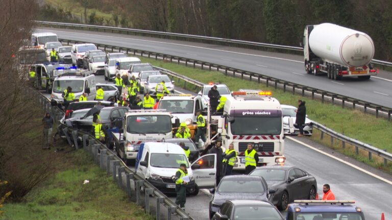 El choque de la AP-9, con diputados del PP heridos y otros afectados por el atasco, altera el orden del día