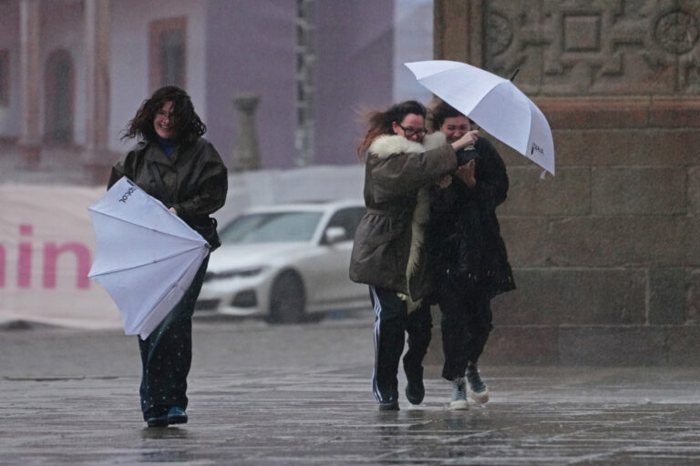 La borrasca ‘Joseph’ derriba árboles, muros y postes, y descuelga cables en Santiago