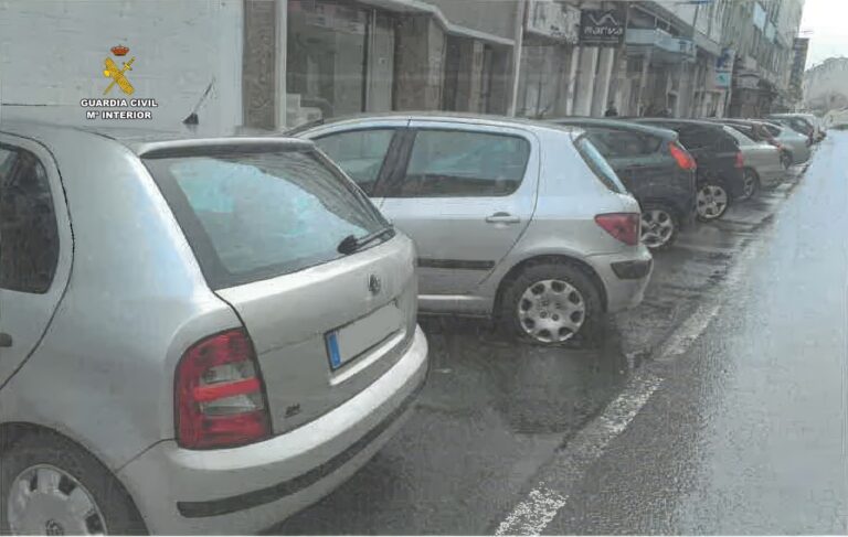 El detenido por pinchar ruedas en Carballo se ensañó con el coche de su expareja y dañó otros para ‘camuflar’ su ataque