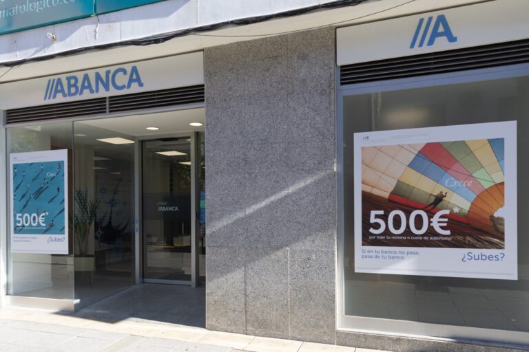 AV.- Abanca gana 902,4 millones en 2025, un 25% menos por los beneficios extraordinarios de integrar Eurobic en 2024