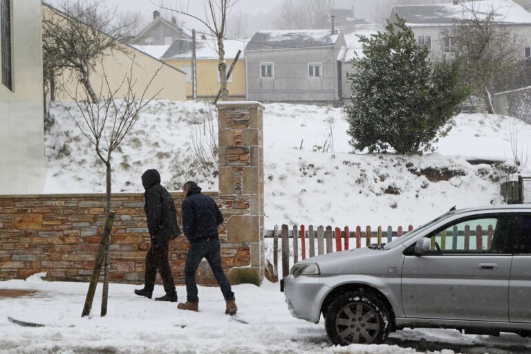 La nieve afecta a más de 75 carreteras, 15 en la red principal, y una veintena están cortadas por lluvia