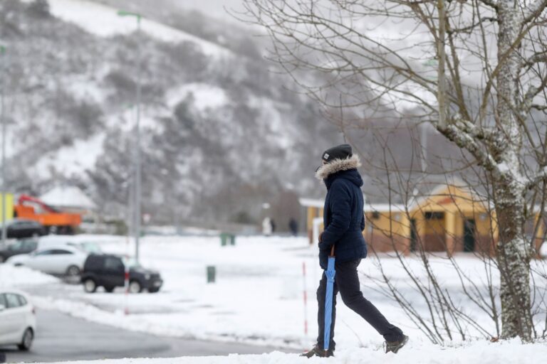 Temporal.- La nieve mantiene cortada la OU-122, en Casaio (Ourense), y condiciona la circulación en Pedrafita (Lugo)