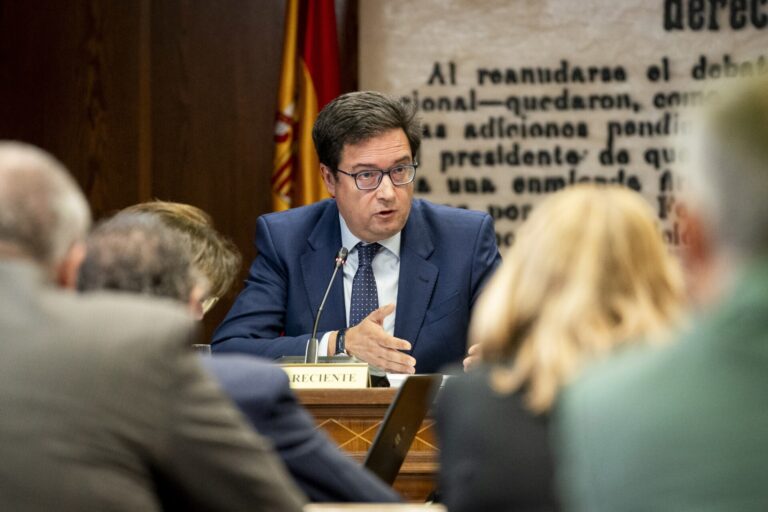 Óscar López defiende a Sánchez por no comparecer en el Senado señalando que Rajoy «nunca dio la cara» por Angrois