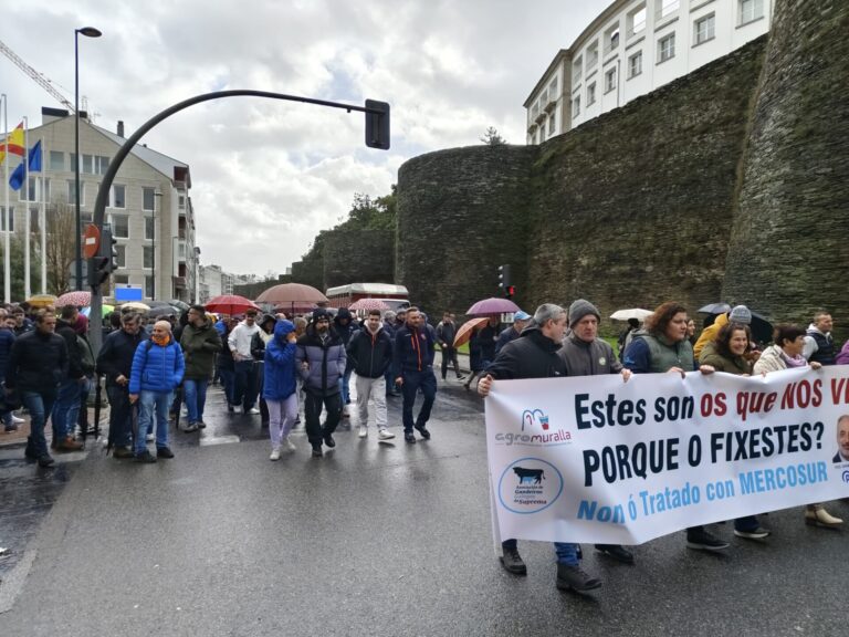 Rural.- Tractores de la provincia de Lugo vuelven a bloquear la ciudad en una nueva manifestación contra Mercosur