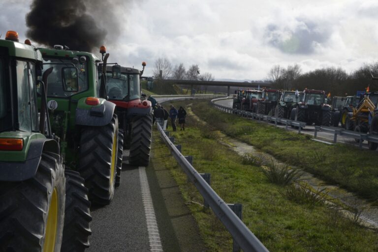 Rural.- Tractoristas cortan de nuevo la A-52 a su paso por Xinzo e insisten en reunirse con un cargo del Ministerio