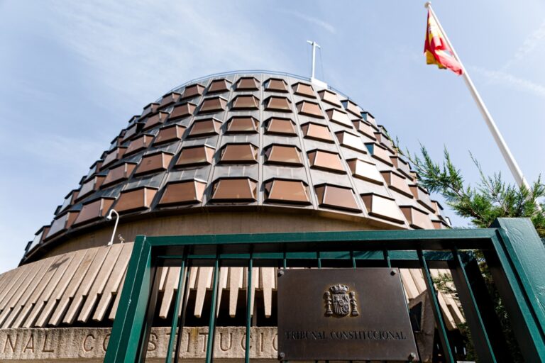 El Constitucional admite a trámite el recurso del Gobierno contra la nueva normativa eólica y de dependencia de la Xunta