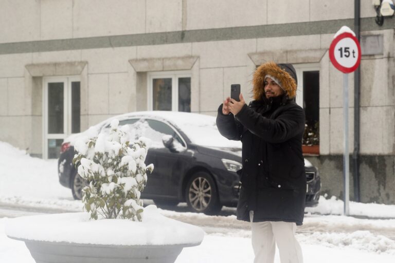 Un total de 34 provincias estarán este viernes con avisos por viento, nieve, lluvia y olas, que será rojo en Galicia