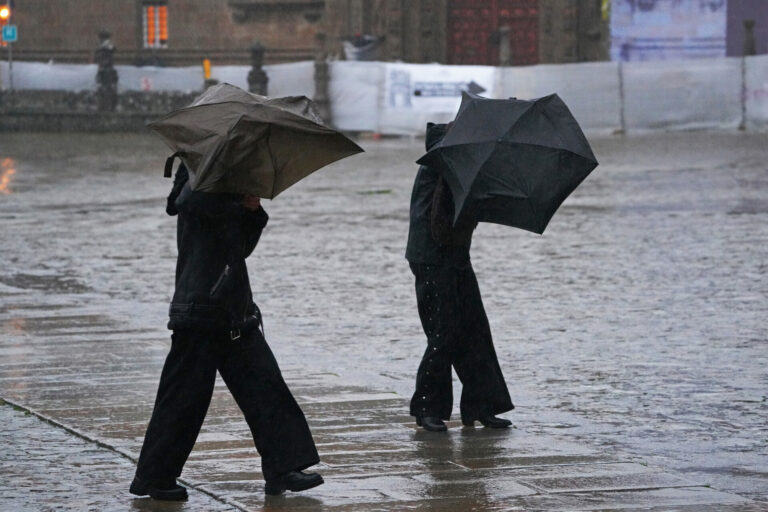 Temporal.- Restablecido el suministro eléctrico en Santiago tras las incidencias causadas por el temporal