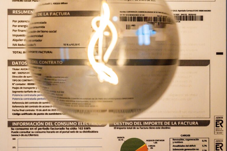 Una vecina de A Coruña logra recuperar 616 euros que Naturgy le cobró de forma irregular con lecturas estimadas de luz