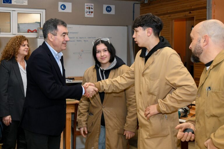 La Xunta anuncia nuevos itinerarios integrados de FP para atajar el abandono escolar, especialmente entre los hombres