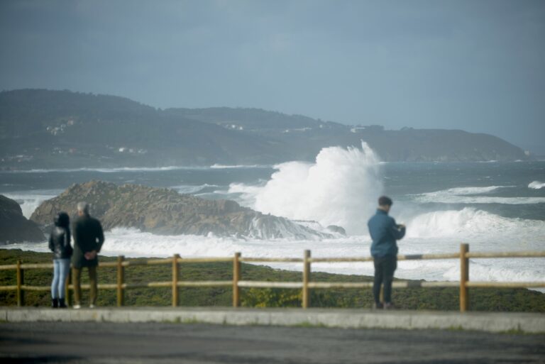 Viento, oleaje, nieve y lluvia activan este sábado avisos en 32 provincias, con Galicia en rojo por olas
