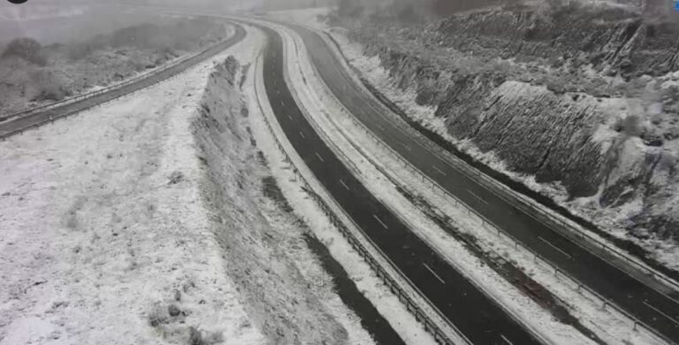 La nieve obliga a embolsar camiones en la A-52 a la altura de Puebla de Sanabria (Zamora)
