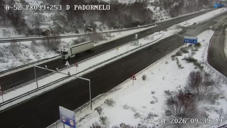 Temporal.- La A-52 entre Ourense y Zamora vuelve a ser transitable, con precaución, tras estar cortada por la nieve