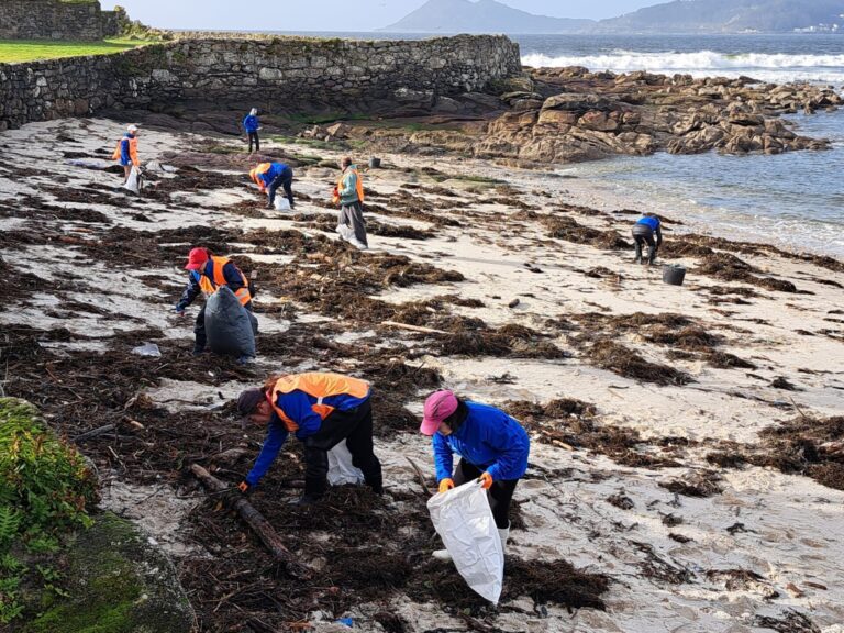Retiran 385 kilos de basura marina en tres playas de Muros (A Coruña) en una jornada de voluntariado ambiental