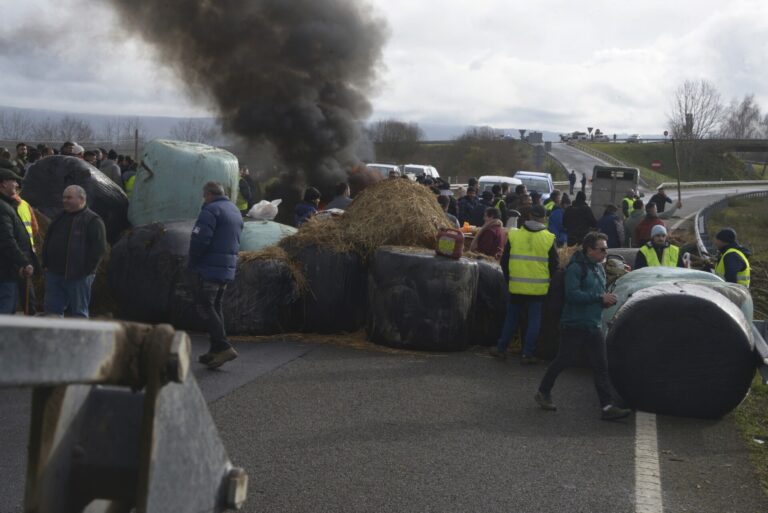 Rural.- Tractoristas mantienen cortada la A-52 por tercer día consecutivo a la espera de hablar con el Ministerio
