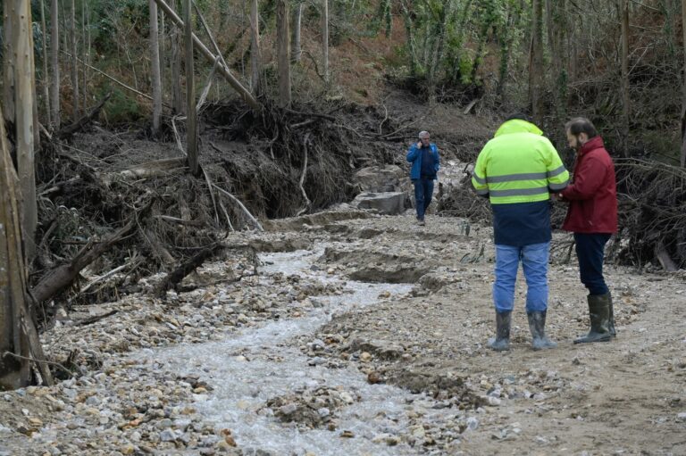 Los alcaldes de Carballo y Malpica, a la espera de conocer qué originó la ruptura de la balsa de Monte Neme
