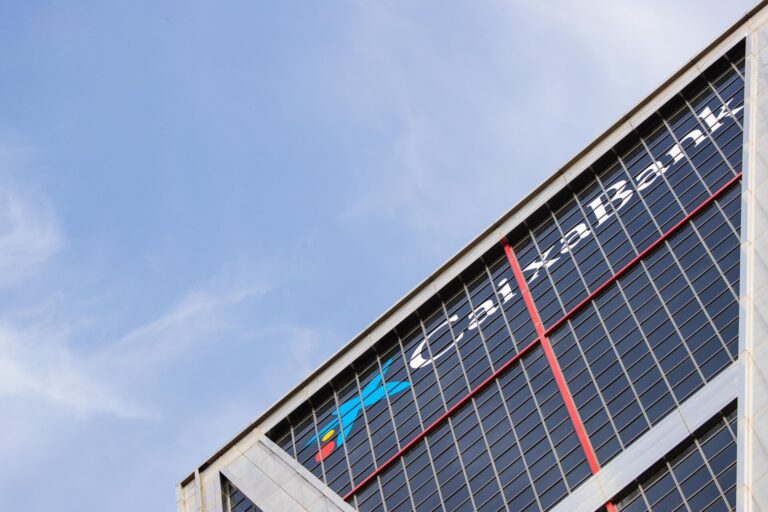 Sindicatos convocan movilizaciones y paros en CaixaBank para este martes ante la presión comercial