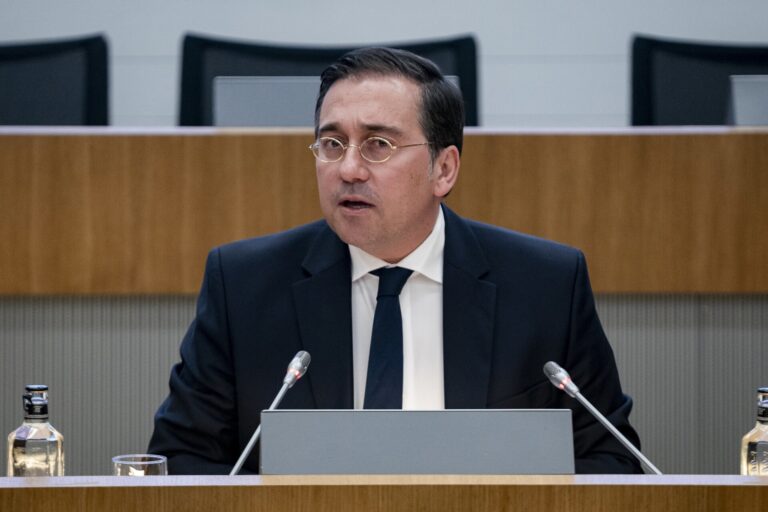 Albares sostiene que el calendario para que el gallego sea oficial en la UE «avanza a buen ritmo»