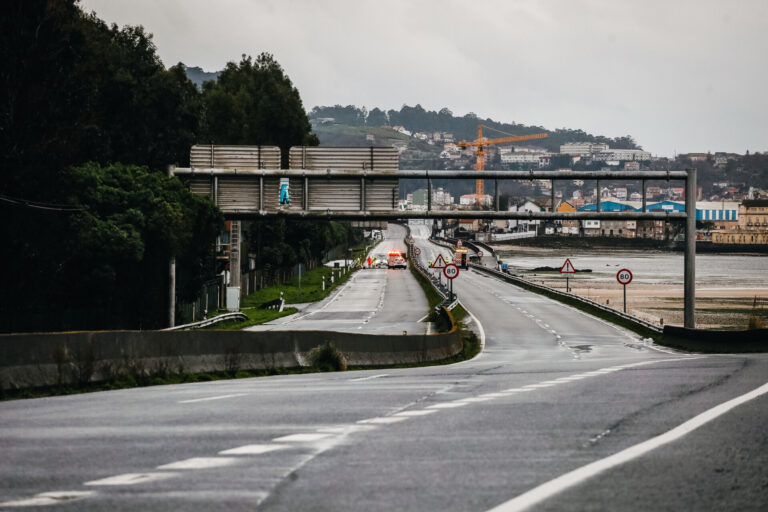 Cerrada de nuevo la autovía PO-11, que une Marín con Pontevedra, tras inundar el mar sus carriles