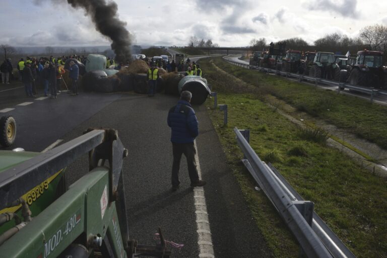 Tractoristas barajan nuevas protestas frente a la Subdelegación en Ourense tras 5 días concentrados en la A-52