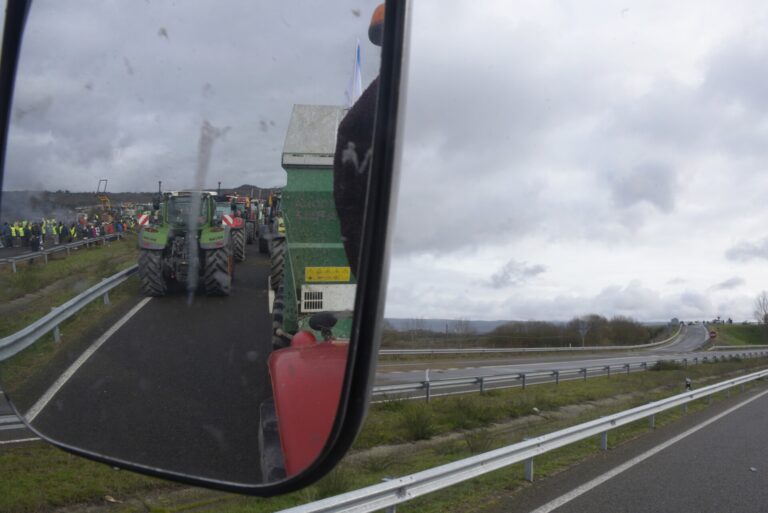 Rural.- Habilitado un carril en la N-525 en Trasmirás (Ourense) tras el corte por protestas de ganaderos y agricultores
