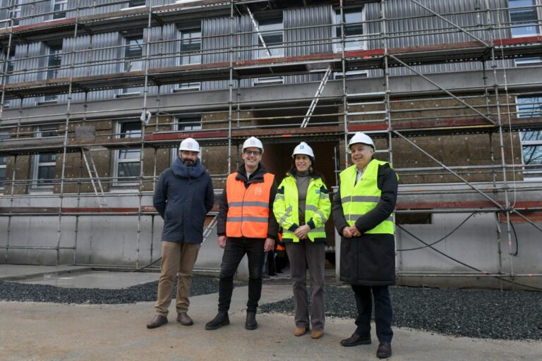 Allegue visita 24 viviendas que Xunta entregará en verano: «Da gusto ver que las cosas avanzan como tienen que avanzar»