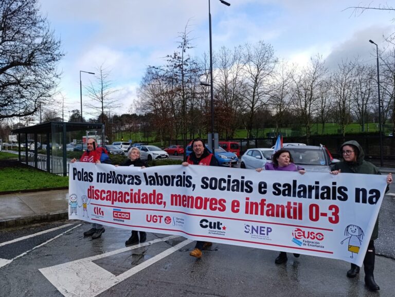 Una caravana de coches rodea la sede de la Xunta en Santiago para denunciar la «precariedad» del sector cuidados