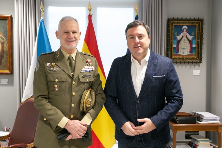 El presidente de la Diputación de A Coruña y el director general del CESTIC abordan los desafíos de la IA en defensa