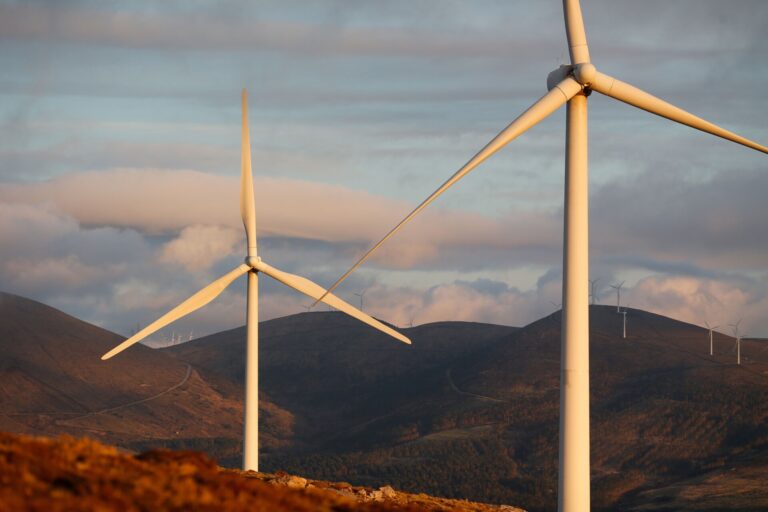 Ratificada la suspensión de los cambios legales que introdujo la Xunta sobre eólico y dependencia