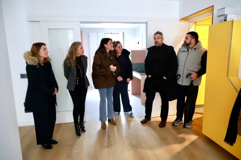 La Xunta entrega entrega la llave de una vivienda de alquiler rehabilitada en Ferrol Vello