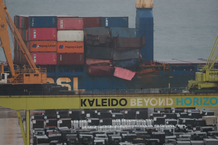 El Puerto de Vigo culmina la operativa de recolocación de contenedores del buque que arribó con un corrimiento de carga