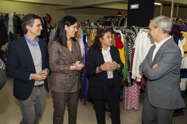 El PP denuncia desde una tienda de disfraces con más de 25 años que Santiago «perdió 100 comercios en un año»