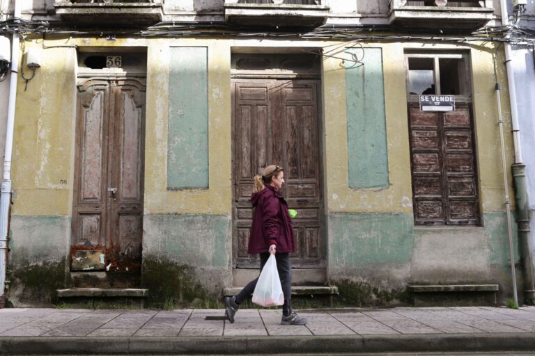 La población en riesgo de pobreza o exclusión social en 2025 en Galicia crece 3,3 puntos y se sitúa en el 22,1%