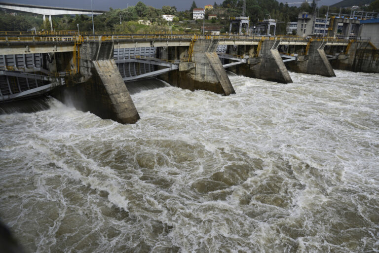 Temporal.- Las crecidas inundan riberas fluviales en la provincia de Ourense, con A Peroxa y Ribadavia en nivel rojo