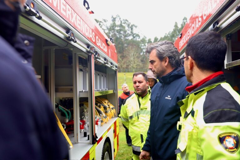 La Xunta entrega vehículos valorados en 700.000 euros para la equipación de varios GES