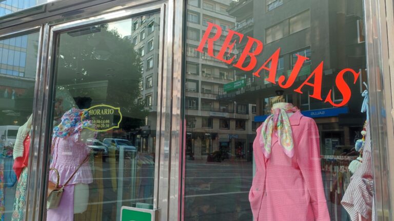 El gasto medio en rebajas en Galicia 2025 se sitúa en 215 euros, un 6% menos que en 2025, según el Observatorio Cetelem