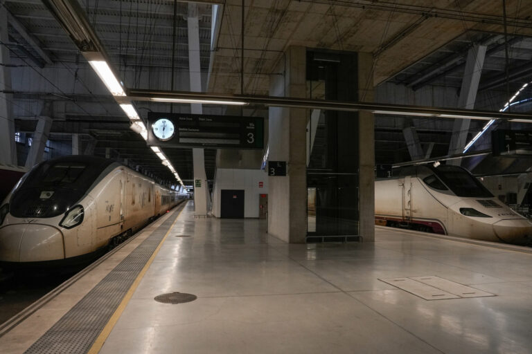 Adif subraya que fue Renfe quien solicitó suspender el servicio de trenes a Vigo: «No había ningún punto dañado»