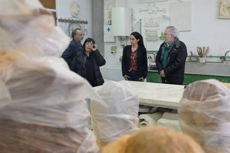 Miembros de la Real Academia Galega de Belas Artes difundirán la colección de arte del Parlamento de Galicia