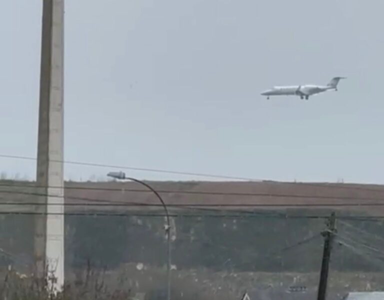 Un vuelo privado con destino Casablanca aterriza de emergencia en el Aeropuerto de Alvedro
