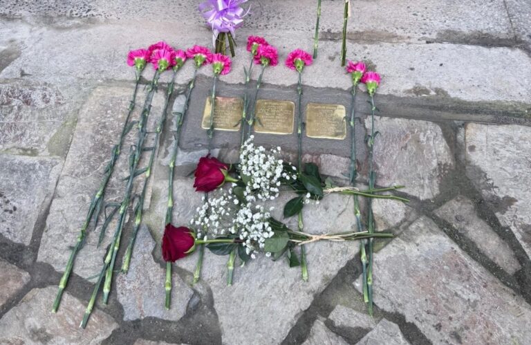 As Nogais (Lugo) homenajea a tres vecinos deportados a campos nazis con la colocación de ‘storpelsteine’