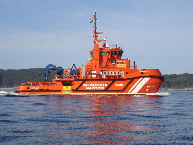 Pesca.- Rescatados los 7 tripulantes de un buque que sufrió una escora y quedó a la deriva frente a la costa de A Coruña
