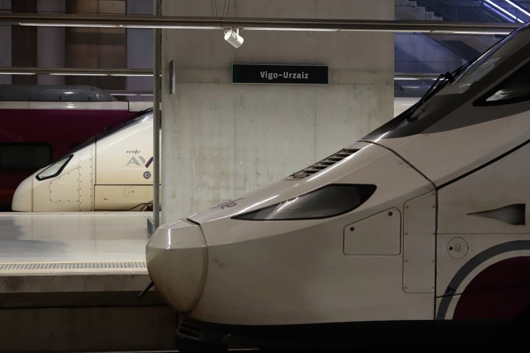 La alcaldesa de A Coruña urge «mejoras» tras cancelarse servicios de tren a usuarios y no ofrecer alternativas