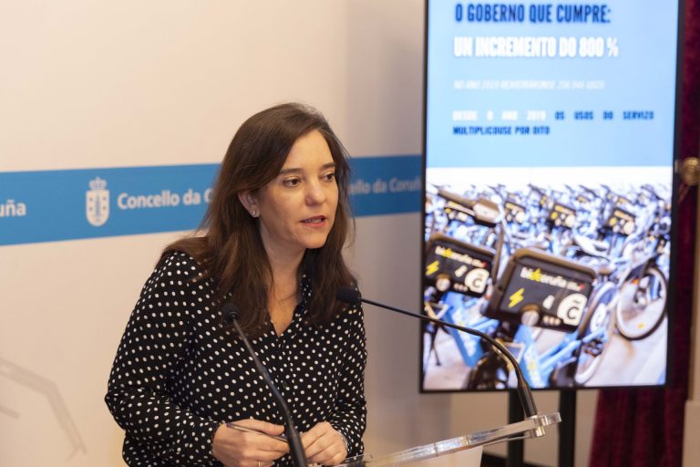 La alcaldesa de A Coruña urge a la Xunta reformas en colegios: «Los niños se mojan porque no ejercen sus competencias»