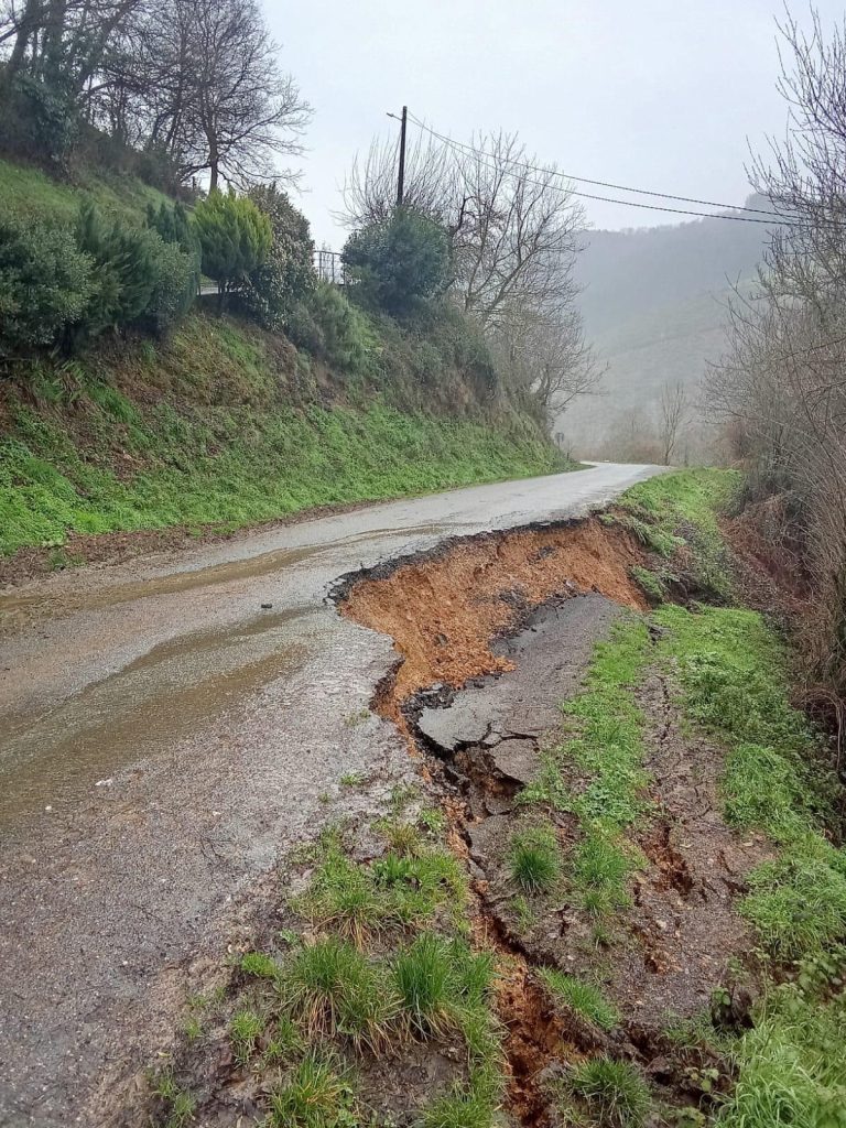 Temporal.- Un socavón en una carretera de Cervantes (Lugo) obligará a escolares a caminar un tramo para coger el autobús
