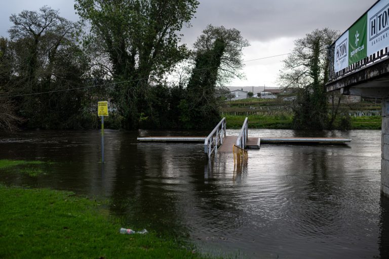 Activada la alerta naranja por lluvias en el interior de Pontevedra y este martes por temporal costero