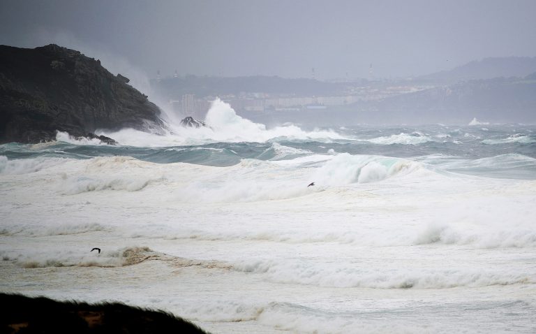 El viento, las olas y sobre todo la lluvia ponen en aviso a casi toda España, con tres CCAA en nivel naranja
