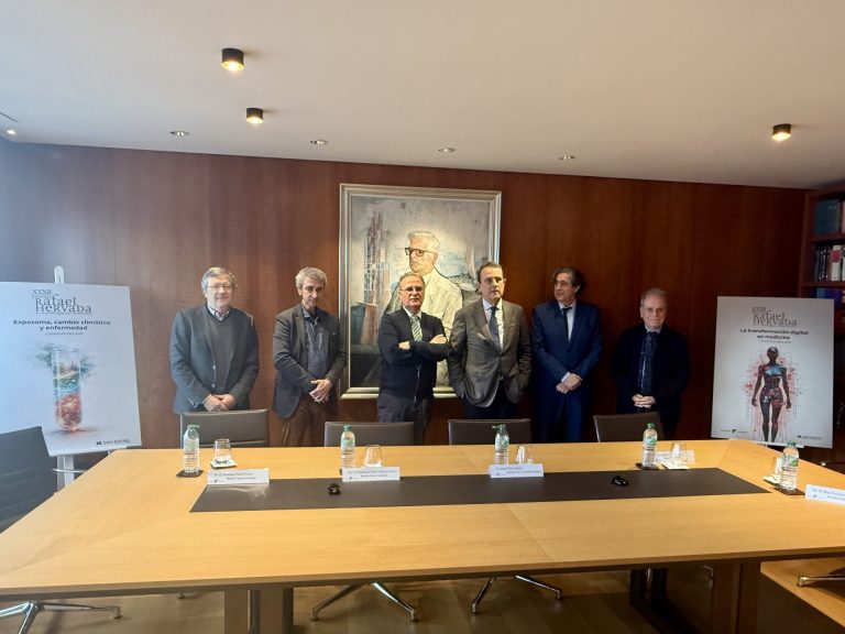 El científico gallego César de la Fuente recibe el Premio Rafael Hervada a la Investigación Biomédica