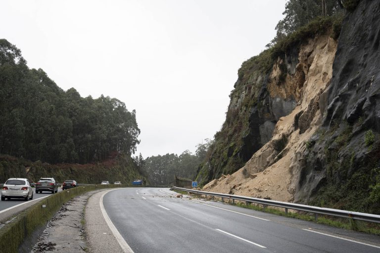 Cortado un tramo de la AG-57 en Gondomar por un desprendimiento en el talud del margen de la calzada