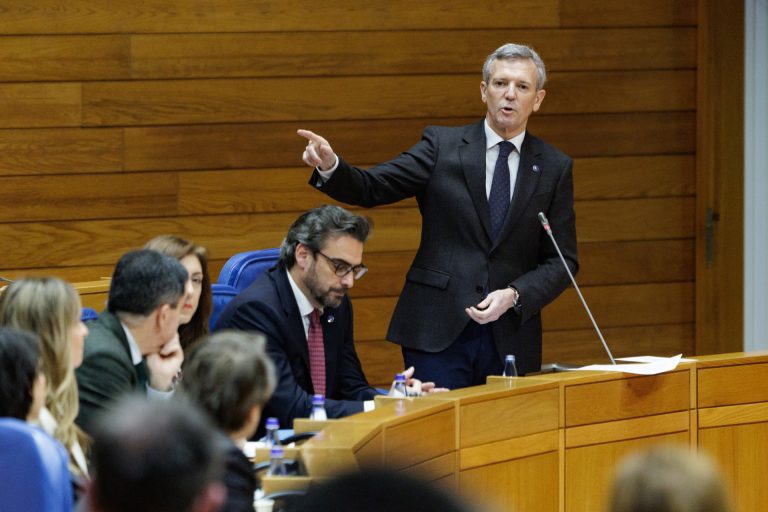 Pontón afea un «regalo a las eléctricas» con la reforma del canon eólico y Rueda le recuerda: «Está suspendida»